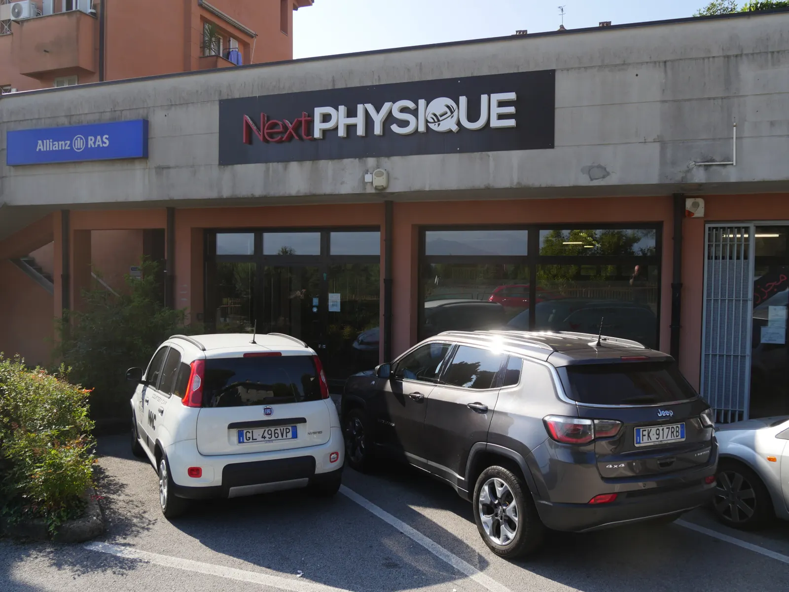 Ingresso Next Physique e area di parcheggio antistante