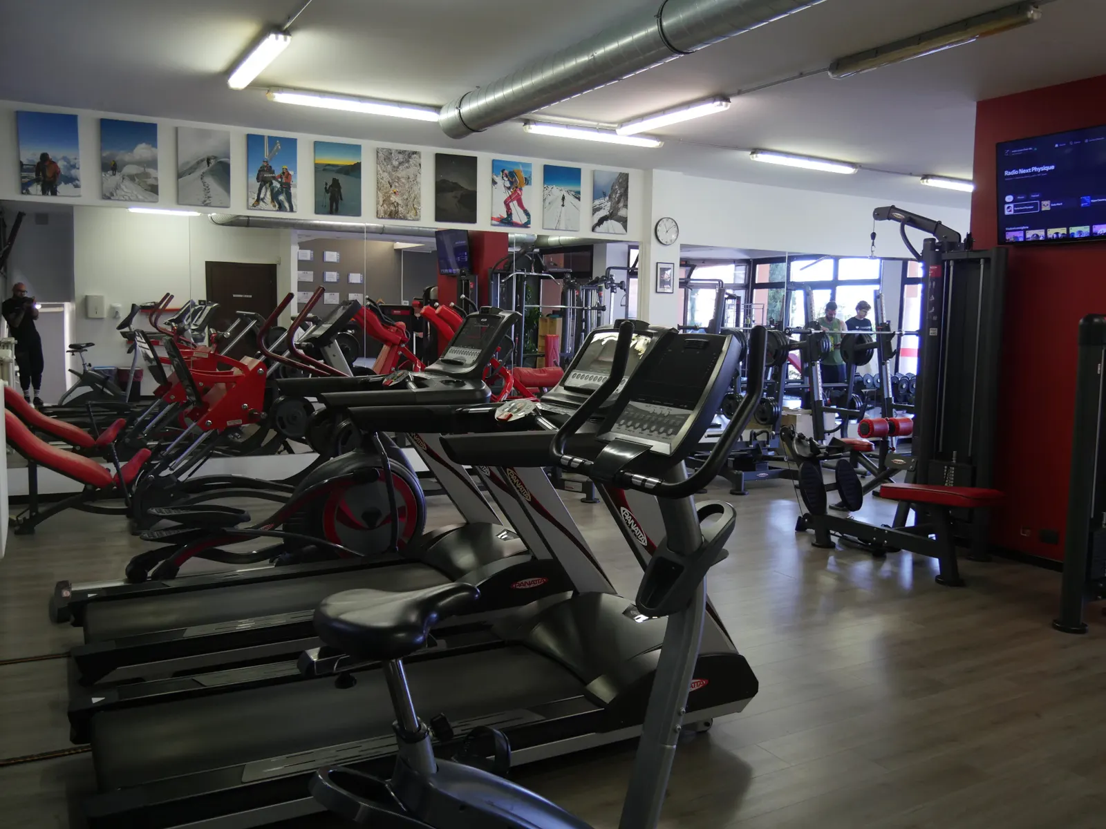 La sala pesi di Next Physique con attrezzature rosse e nere